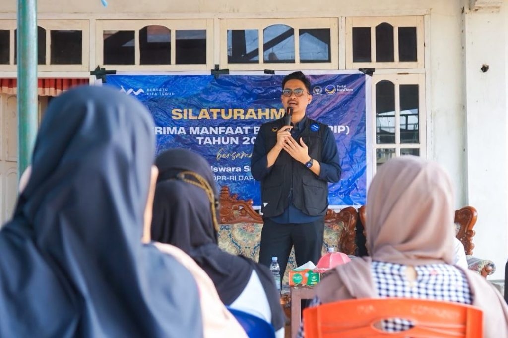Teguh Iswara Salurkan 79 Beasiswa PIP di Mallusetasi Barru, Total 500-an Sejak Dua Tahun Menjabat