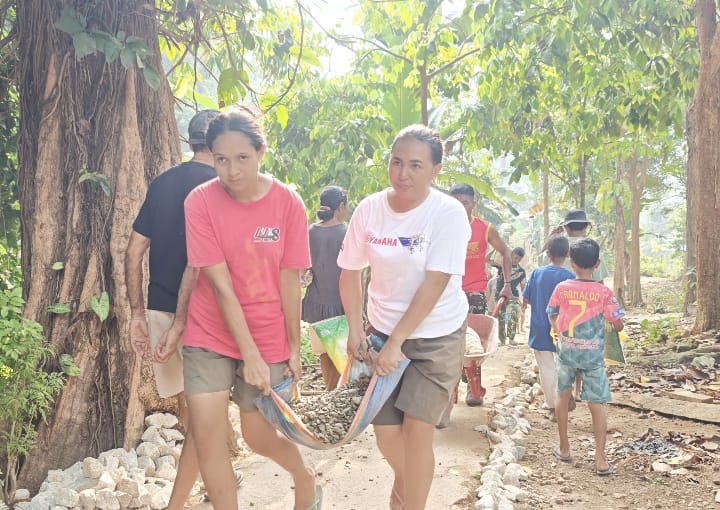 Warga Dusun Seri Ambon Gotong Royong Perbaiki Jalan Setapak Licin Lewat TMMD ke-130 Kodim 1504