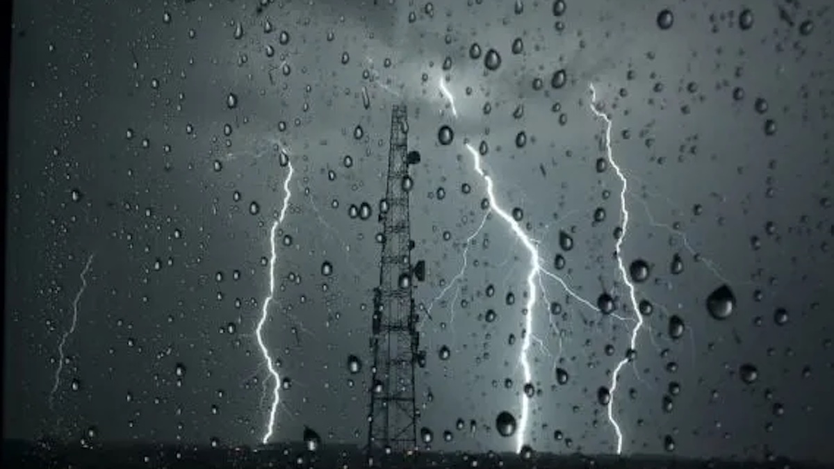 Kabut Asap Masih Selimuti Sumbar, 4 Daerah Berpotensi Hujan Petir Siang Ini