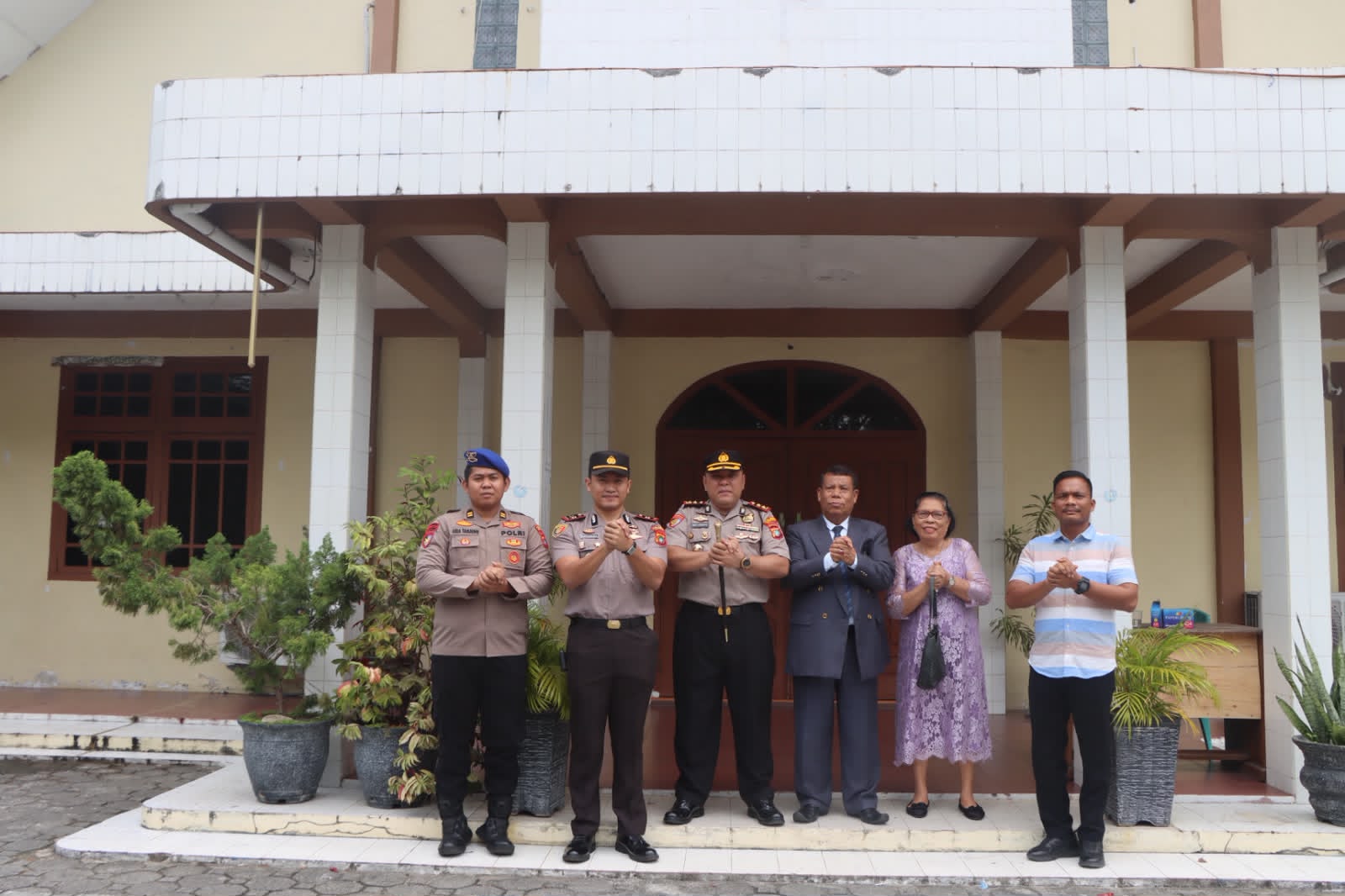 Kapolres Bangka Kunjungi Gereja HKBP Sungailiat, Ajak Jemaat Jaga Kerukunan Jelang 100 Hari Kerja Kapolri