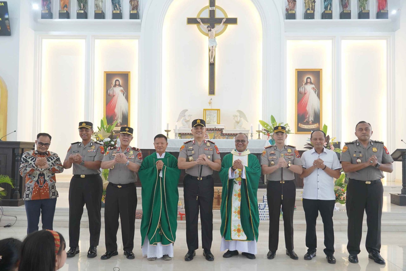 Kapolda Sulbar Irjen Pol Totok Suharyanto Kunjungi Gereja Santa Maria Mamuju, Minta Doa dan Dukungan Warga