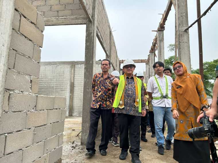 Mendikdasmen Tinjau Revitalisasi Sekolah di Pontianak dan Kubu Raya, 943 Satuan Pendidikan di Kalbar Terima Anggaran Rp846,68 Miliar