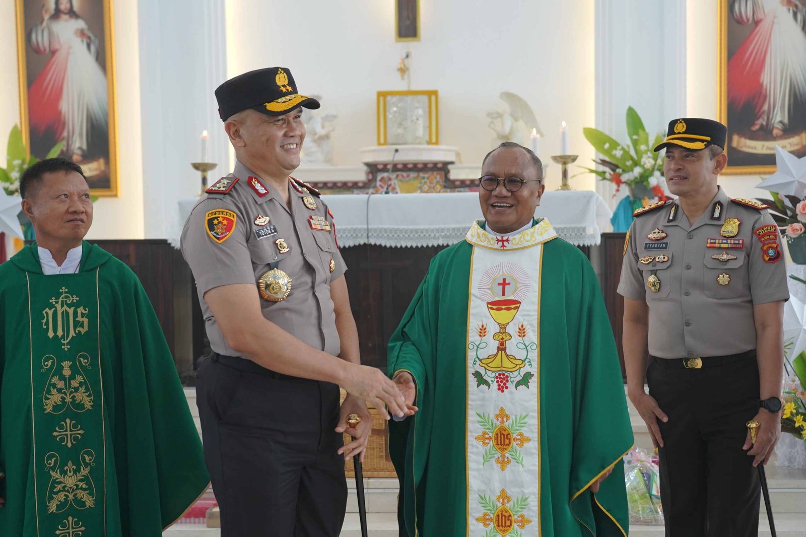 Kapolda Sulbar Irjen Pol Totok Suharyanto Sapa Jemaat Gereja Santa Maria Mamuju, Minta Dukungan dan Doa agar Amanah Melayani