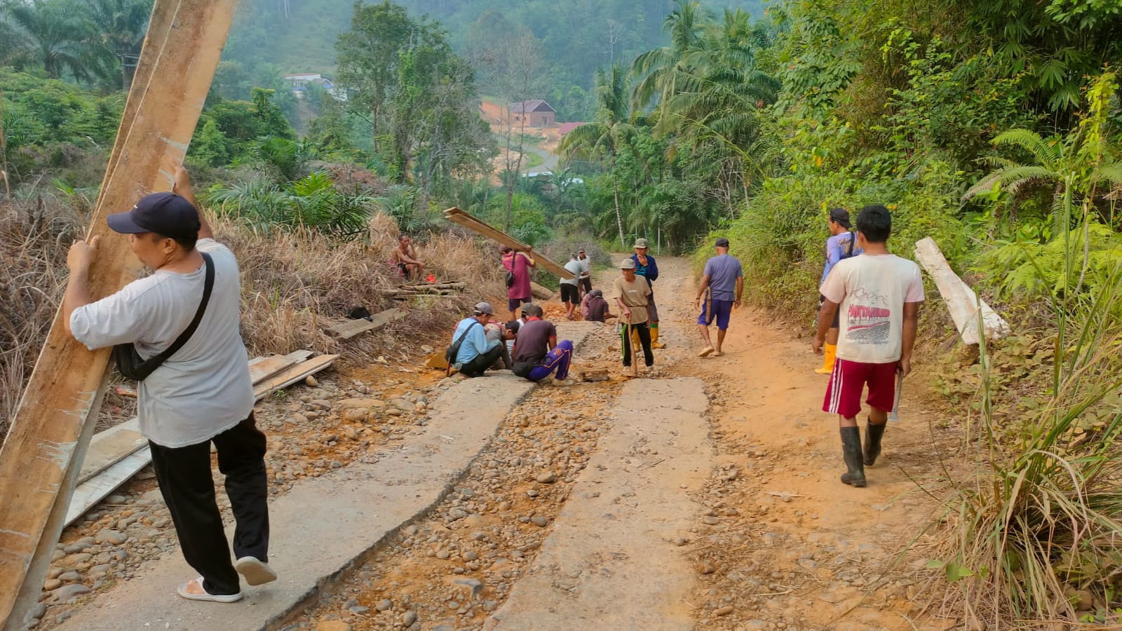 Warga 3 Desa di Lubuk Sandi Seluma Patungan Rp 9 Juta Cor Jalan Rusak 60 Meter, Ini Pemicunya