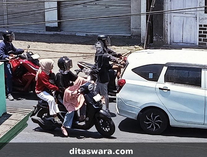 Manusia Silver di Lampu Merah Rempung Lombok Timur Dikeluhkan Pengendara, Satpol PP Diminta Turun Tangan