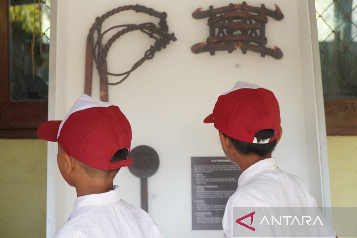 Museum NTB Bawa 15 Artefak Budaya ke SDN Batu Pedang Lombok Tengah, Siswa Kenali Keris hingga Ani-Ani