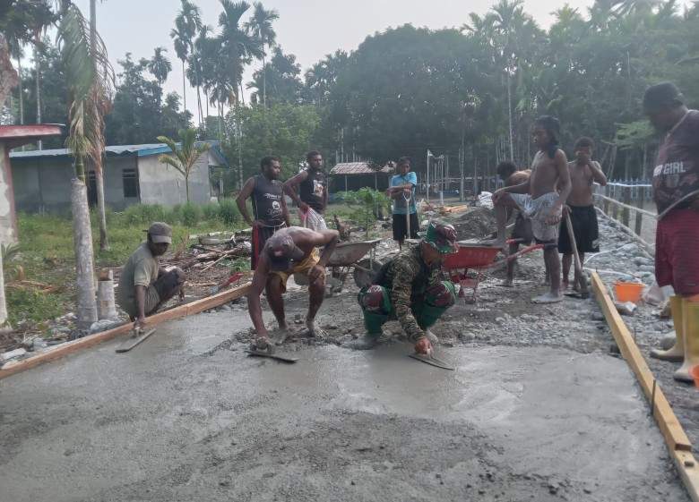 Satgas TMMD ke-130 Kodim 1808/Manokwari Selatan dan Warga Kampung Yamboi Lanjutkan Pengecoran Jalan Usai Ibadah