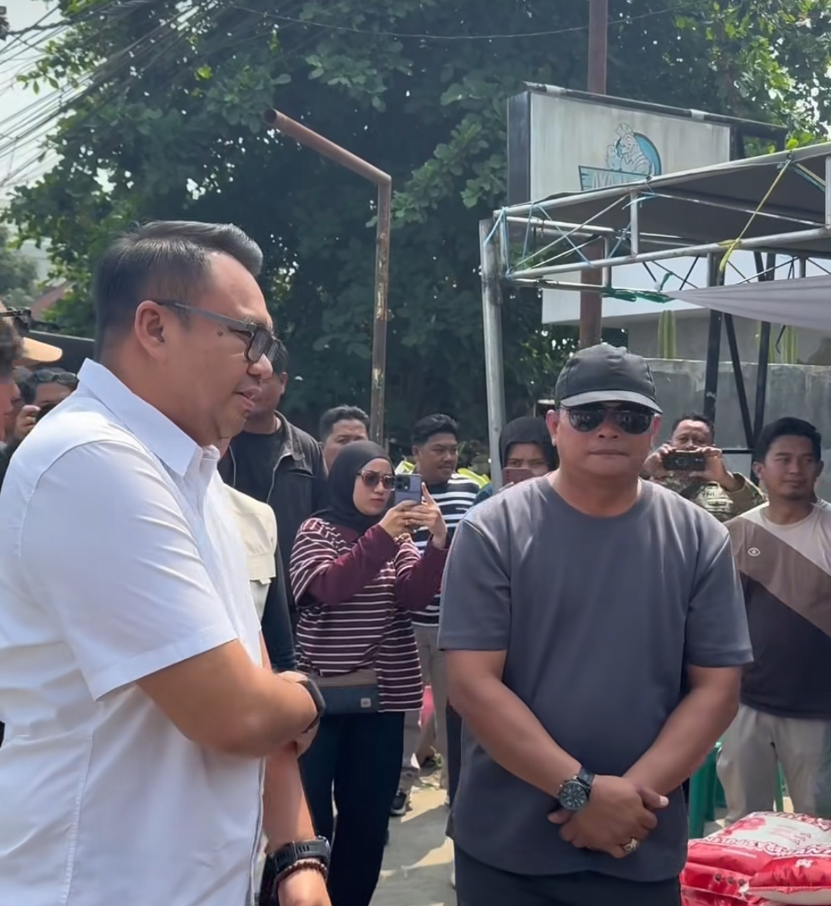 Bupati Kukar Aulia Rahman Basri Jenguk 15 KK Korban Kebakaran Loa Ipuh, Minta Pendidikan Anak Tetap Jalan