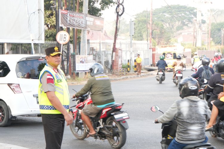 Kapolda dan Wakapolda NTT Turun ke Jalan Atur Lalu Lintas di Perempatan Polda NTT Saat Jam Sibuk Pagi
