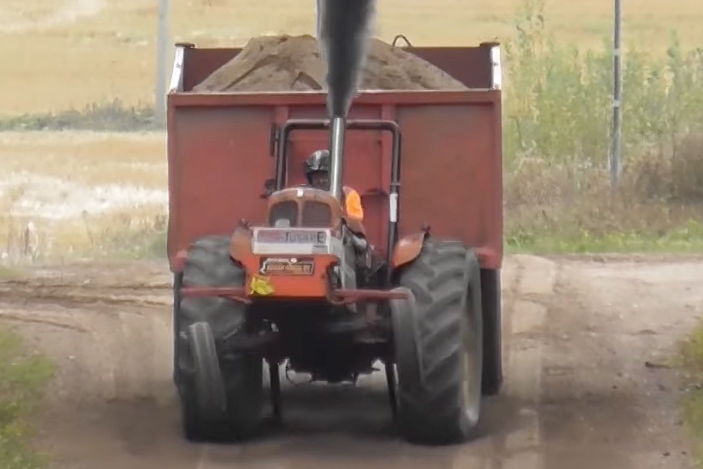 Petani Finlandia Ubah Tractor Pull Jadi Balapan Nanjak Bawa Trailer 18 Ton