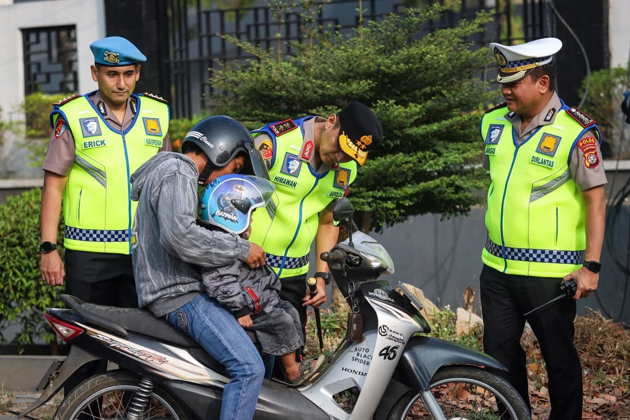 Kapolda Sultra Turun Atur Lalu Lintas di Kendari, 22 Pejabat Utama Dikerahkan dan Helm Gratis Dibagikan