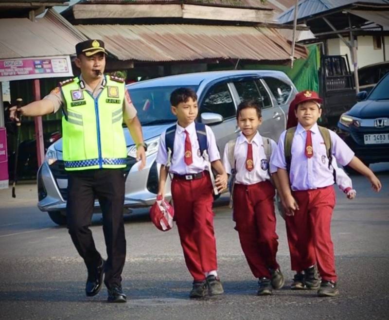 Kapolres Konawe AKBP Edi Raharjono Turun ke Jalan Atur Lalu Lintas di Titik Penyeberangan Anak Sekolah