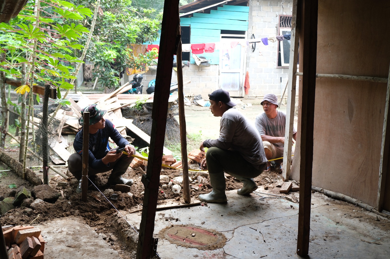 Satgas TMMD ke-130 Kodim 0209/Labuhanbatu Rehabilitasi Rumah Buruh Tani 68 Tahun di Aek Batu