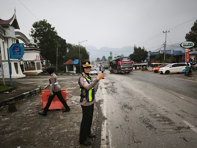 Kapolres Solok AKBP Rini Anggraini Turun Langsung Atur Lalu Lintas di Depan Kantor Bupati