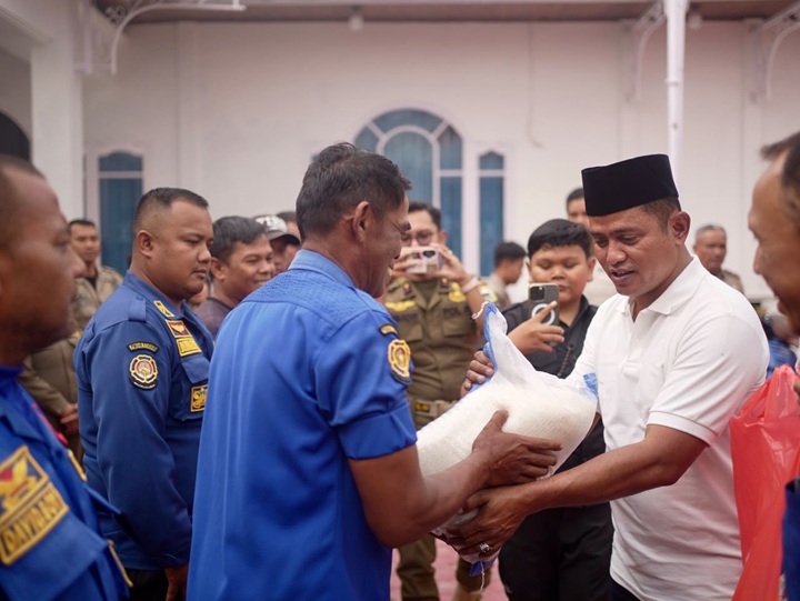 Bupati Solok Beri Reward 187 Petugas Satpol PP dan Damkar Pembersih Material Banjir Bandang