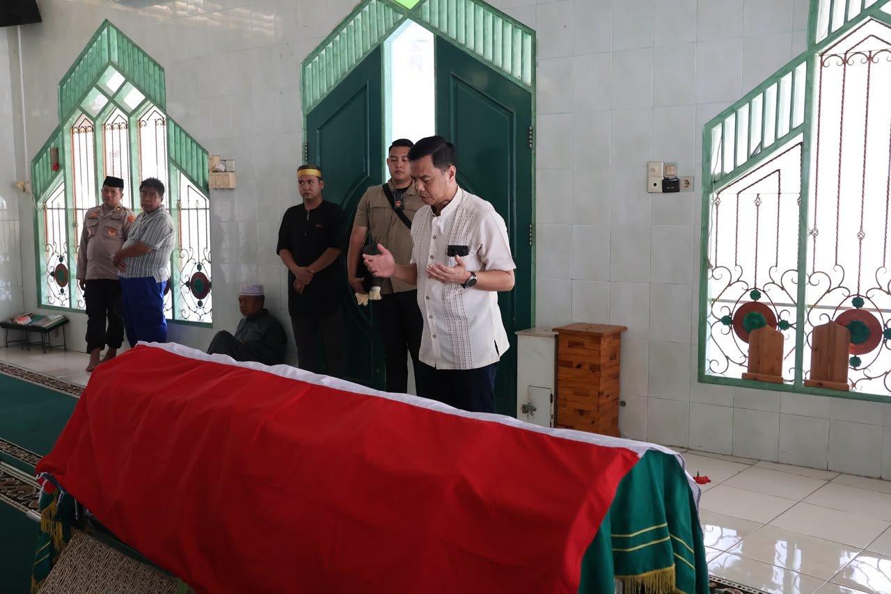 Kapolda Kaltara Brigjen Andi Syahriful Taufik Takziah ke Rumah Duka Ipda Arief Riyady Safe'i di Tarakan