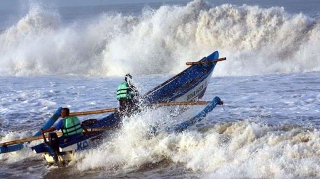 BMKG Peringatkan Gelombang 4 Meter dan Rob di Kepri, Jawa, Kalimantan pada 19 Oktober 2026