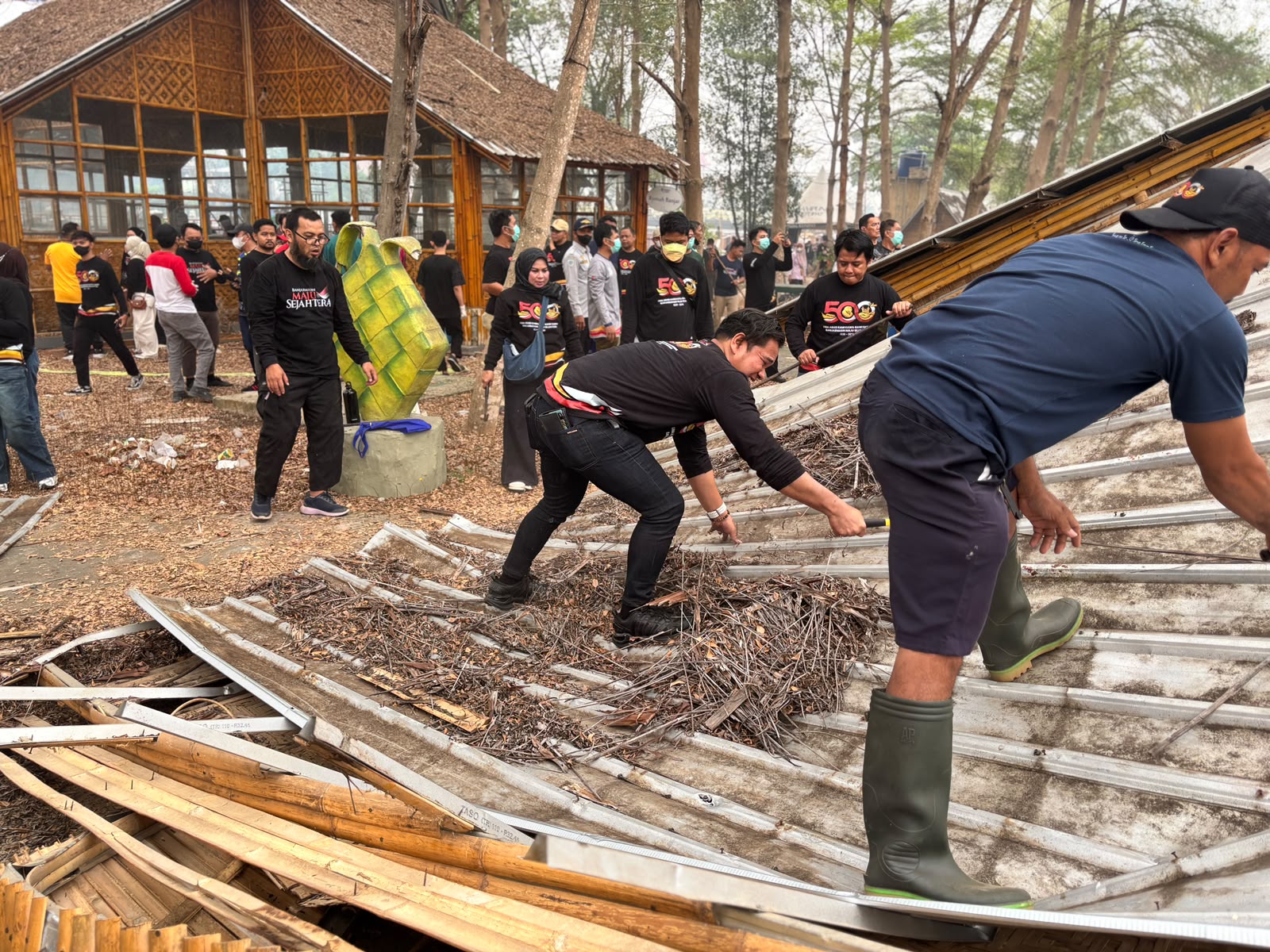 Bagian Umum Setdako Banjarmasin Ikut Gotong Royong Bongkar Bangunan Terbengkalai di Kampung Ketupat