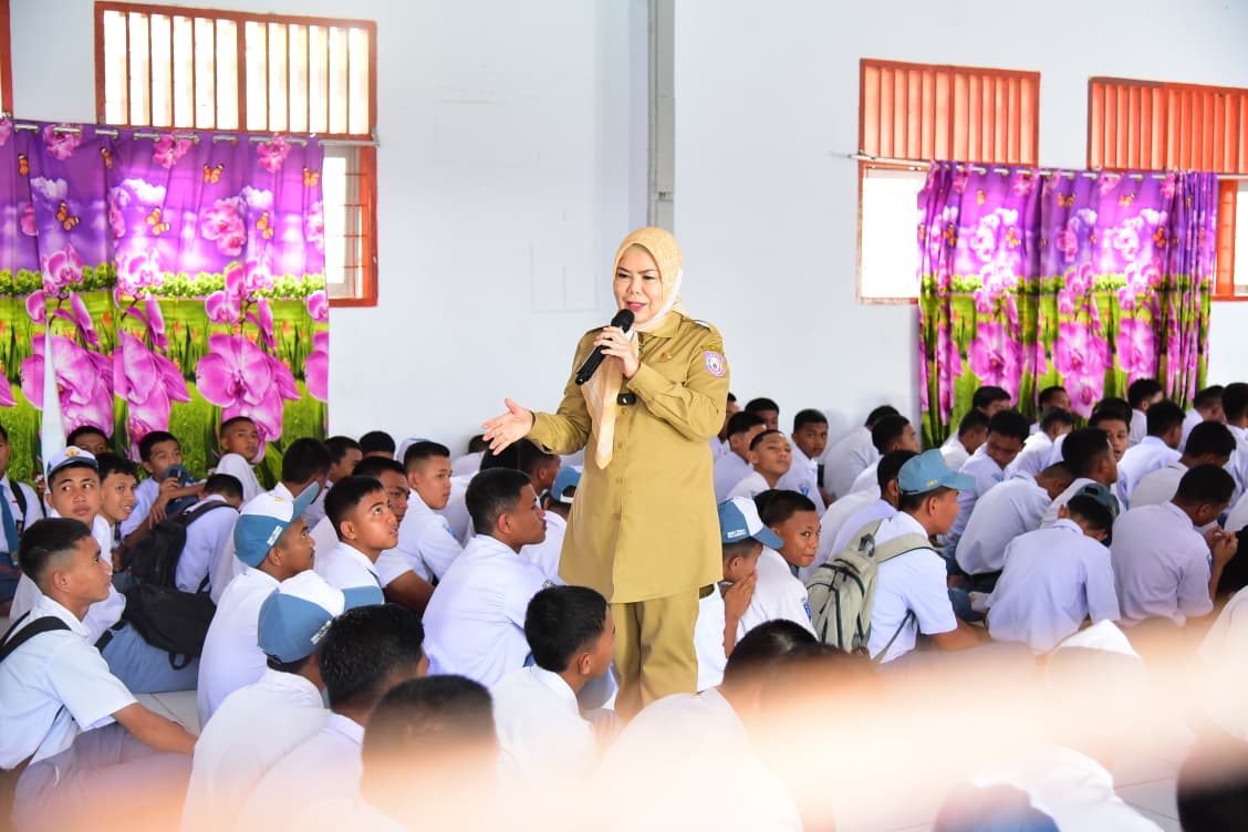 Wagub Gorontalo Idah Syahidah Ingatkan 450 Pelajar SMAN 1 Tibawa Jauhi Tato dan Perilaku Berisiko HIV-AIDS