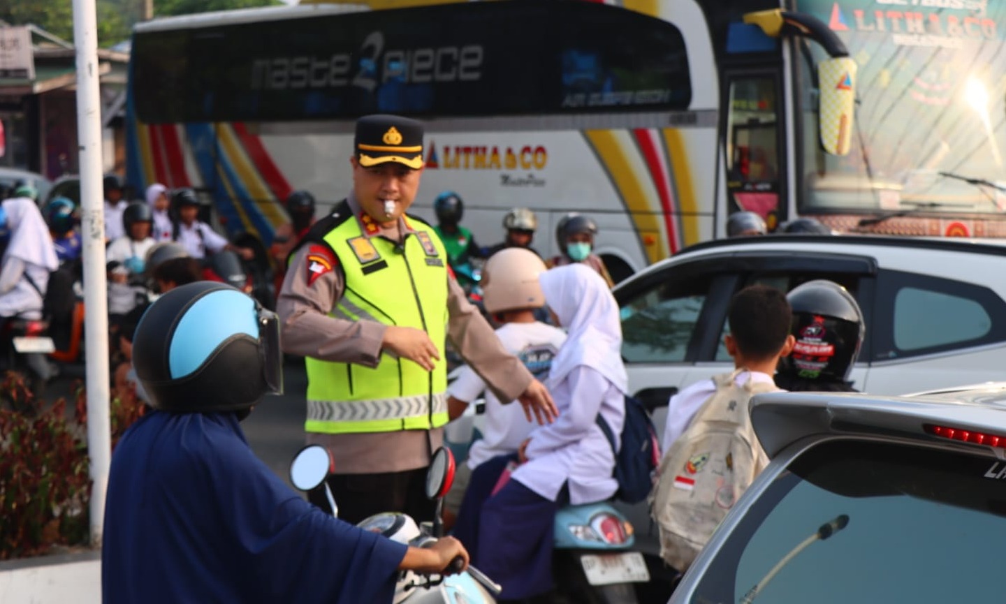 Kapolres Palopo AKBP Arvin Hariyadi Turun Langsung Atur Lalu Lintas di Pertigaan Jalan Andi Djemma Pagi Hari