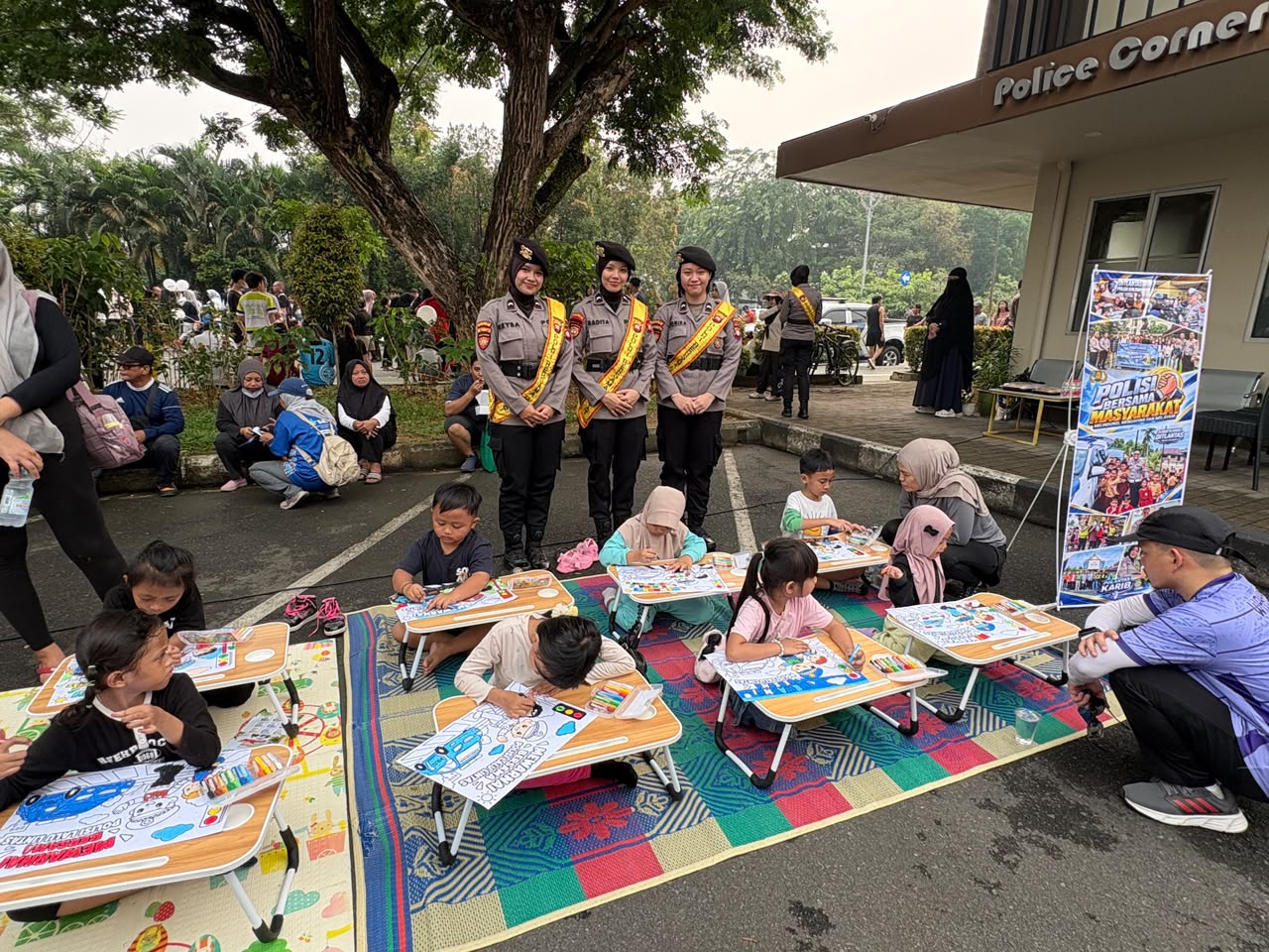 Ditlantas Polda Kalbar Ajak Anak-Anak Belajar Rambu Lalu Lintas Lewat Mewarnai di Car Free Day Pontianak