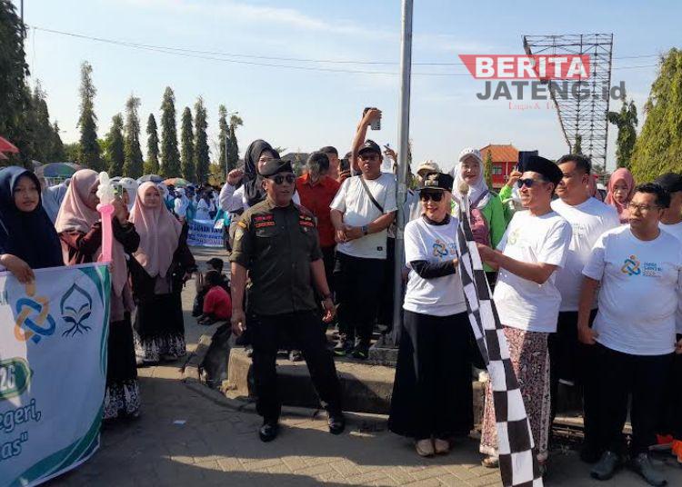 5.000 Santri Kendal Ikuti Jalan Sehat HSN 2026, Bupati Tika Ajak Jaga Kebugaran dan Persatuan
