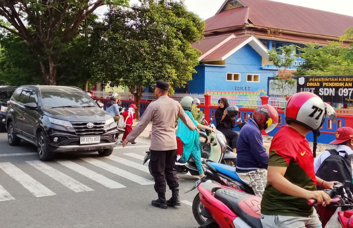 Kapolsek Masamba Pimpin Gatur Pagi di Sekolah, 6 Personel Dikerahkan Mulai Pukul 06.30 WITA