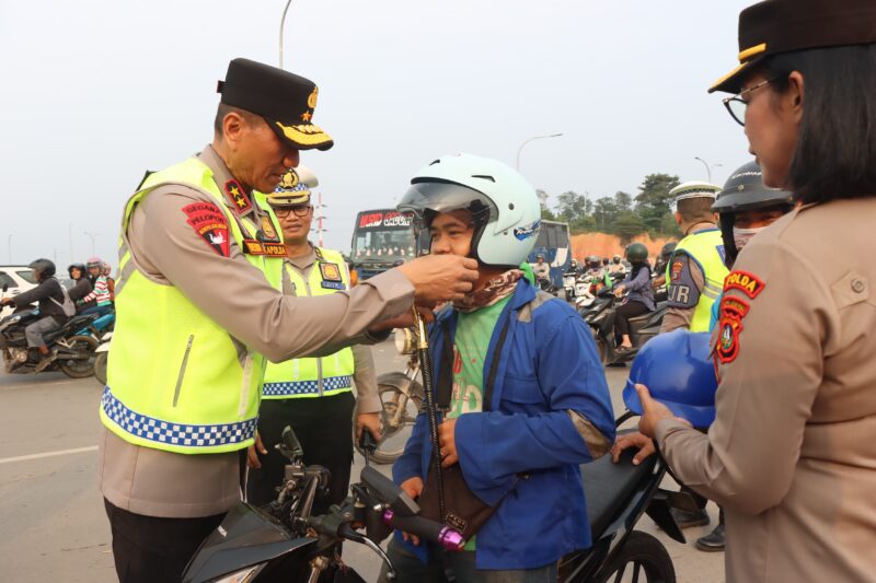 Kapolda dan Wakapolda Kepri Turun Atur Lalu Lintas di Bundaran Kabil dan Taiwan Batam