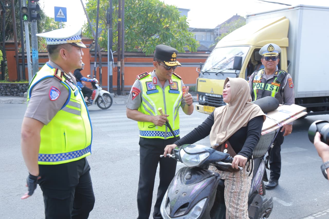 Kapolda NTB Irjen Kalingga Turun Langsung Atur Lalu Lintas di Simpang Empat Tanah Haji Mataram