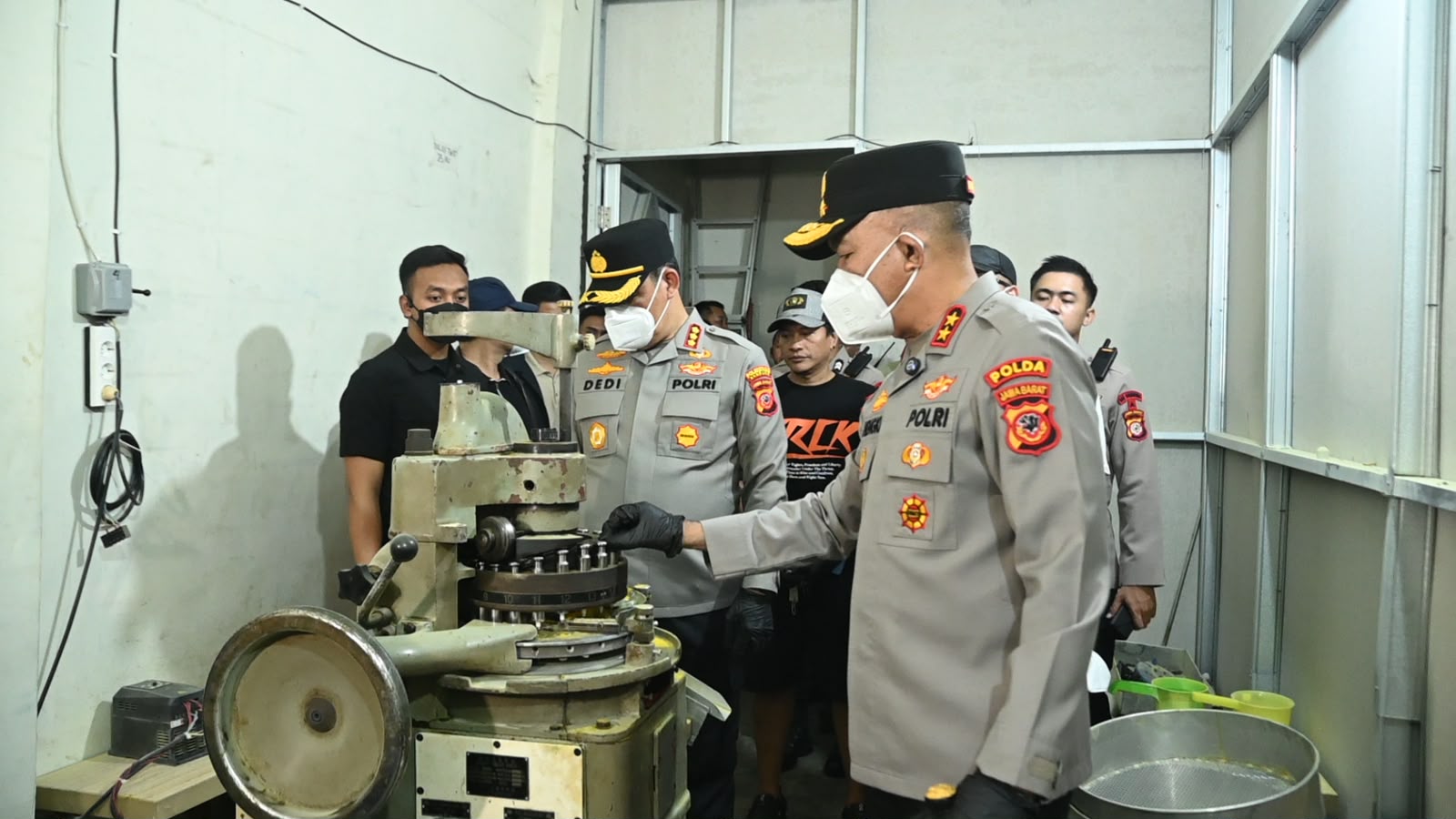Polda Jabar Bongkar Pabrik Obat Ilegal di 4 Lokasi Bandung Raya, 560.000 Butir Hexymer dan Double Y Disita