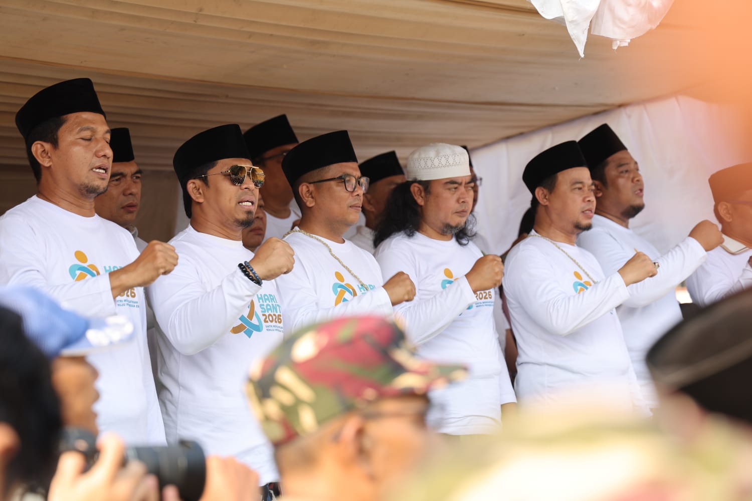 Gubernur Banten Andra Soni Lepas Jalan Sehat Sarungan di Pandeglang, Serahkan Santunan ke 218 Anak Yatim