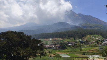 Kebakaran Lereng Gunung Lawu Meluas, Water Bombing Tertahan Awan Tebal