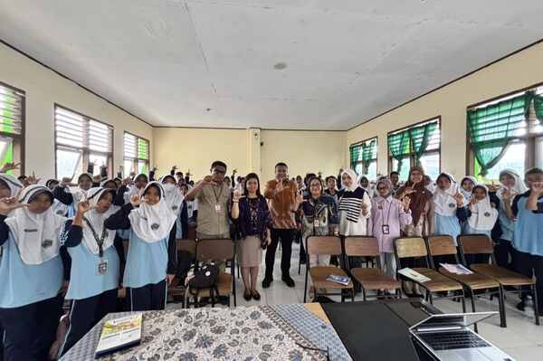 OJK Maluku Sambangi Nelayan hingga Pelajar di Maluku Tenggara, Luncurkan Ekosistem Keuangan Inklusif di Tual