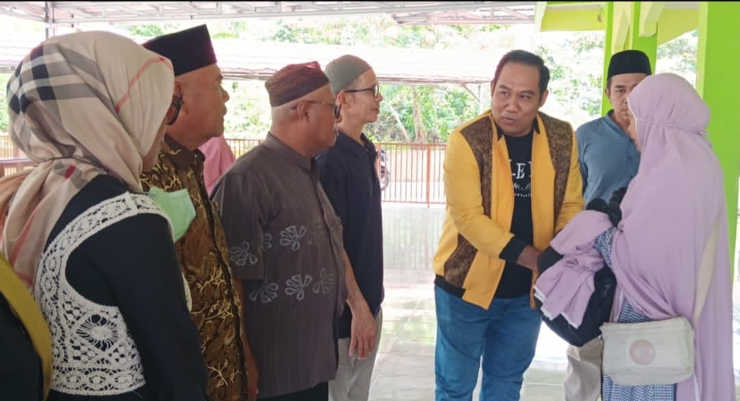 Ketua Golkar Pangkalpinang Ady Irawan Datangi Rumah Duka Kader di Sungailiat, Serahkan Santunan untuk Keluarga Suhaimi