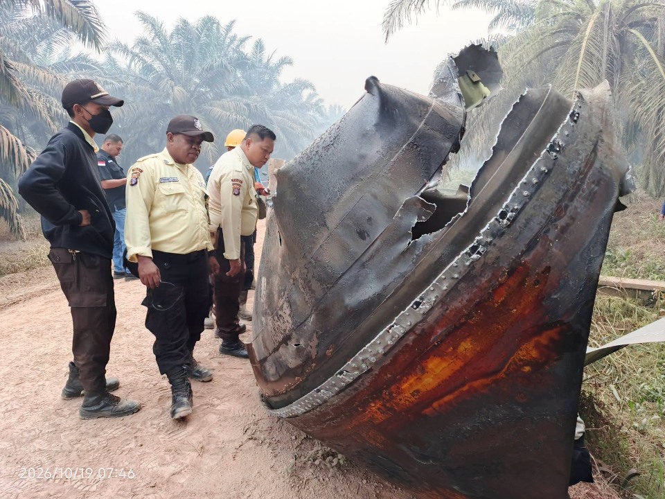 Karyawan PT Agro Bukit Temukan Bangkai Besi Mirip Serpihan Pesawat di Kebun Sawit Sampit, Warga Kaitkan dengan Dentuman