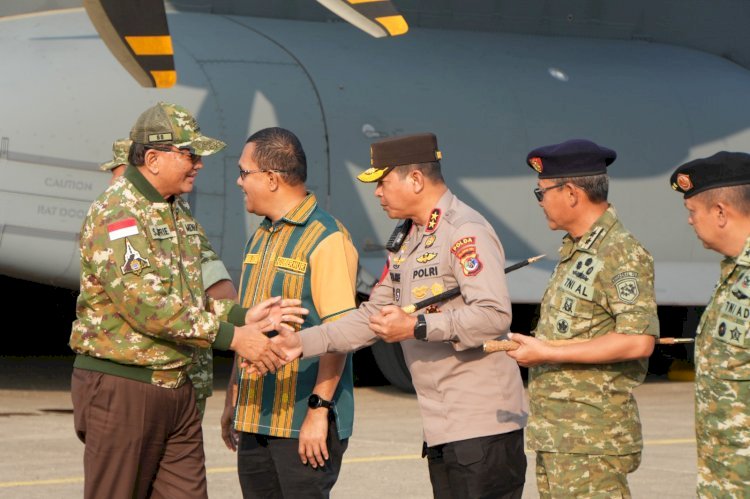 Kapolda NTT Irjen Pol Reza Arief Dewanto Sambut Menhan Sjafrie Sjamsoeddin di Lanud El Tari Kupang