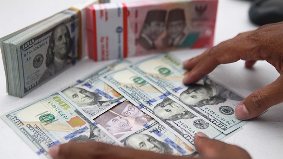 Rupiah Tembus Rp18.000/US$, Ekonom Sebut BI Rate Bukan Obat Tunggal