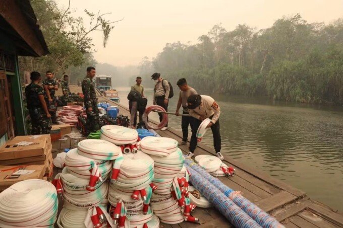 Kapolres Kobar dan Tim Gabungan Tempuh Sungai hingga Lahan Gambut untuk Padamkan Karhutla di Tanjung Puting