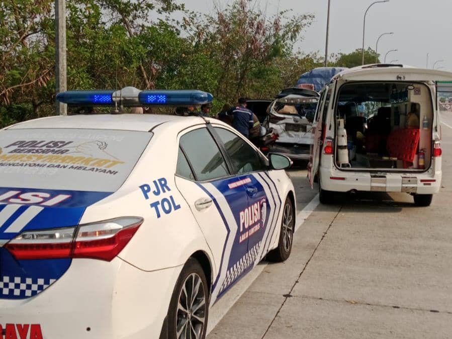 Kabut Asap Selimuti Tol Bakter, Toyota Rush Ditabrak Truk Trailer di KM 132 Lampung Tengah