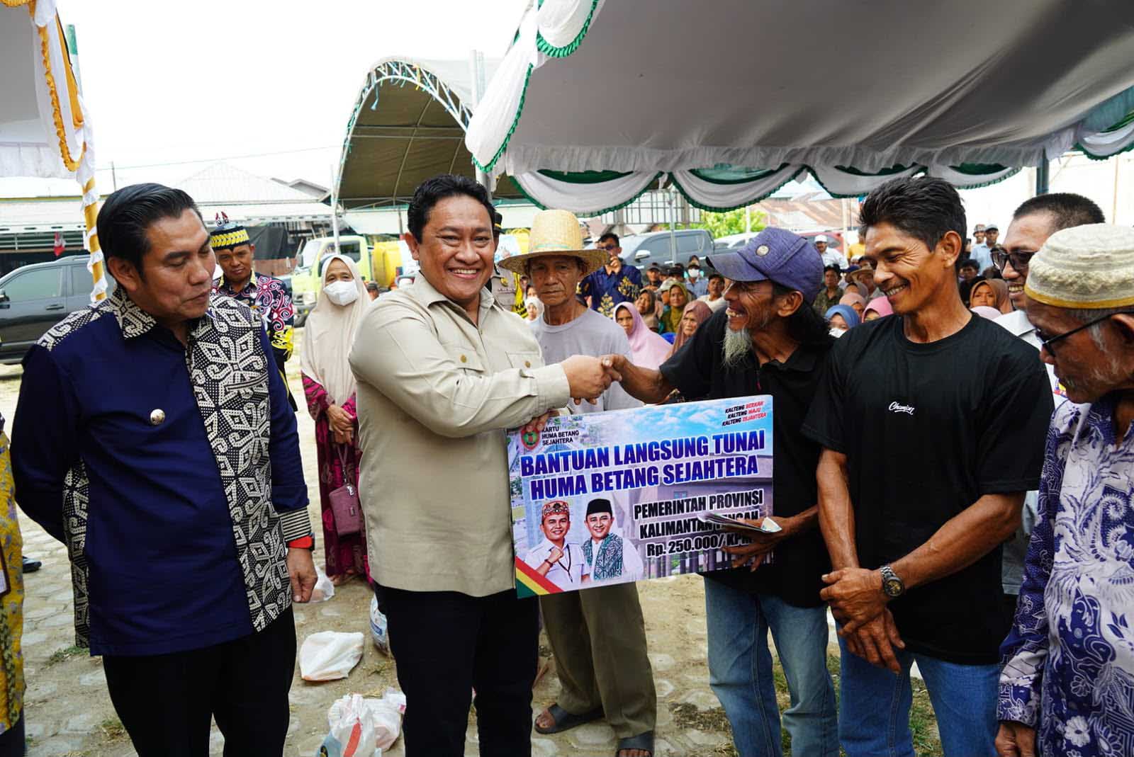 Wagub Kalteng Edy Pratowo Salurkan 1.000 Paket Pangan dan BLT Rp250.000 ke 707 Warga Kahayan Kuala Terdampak Karhutla