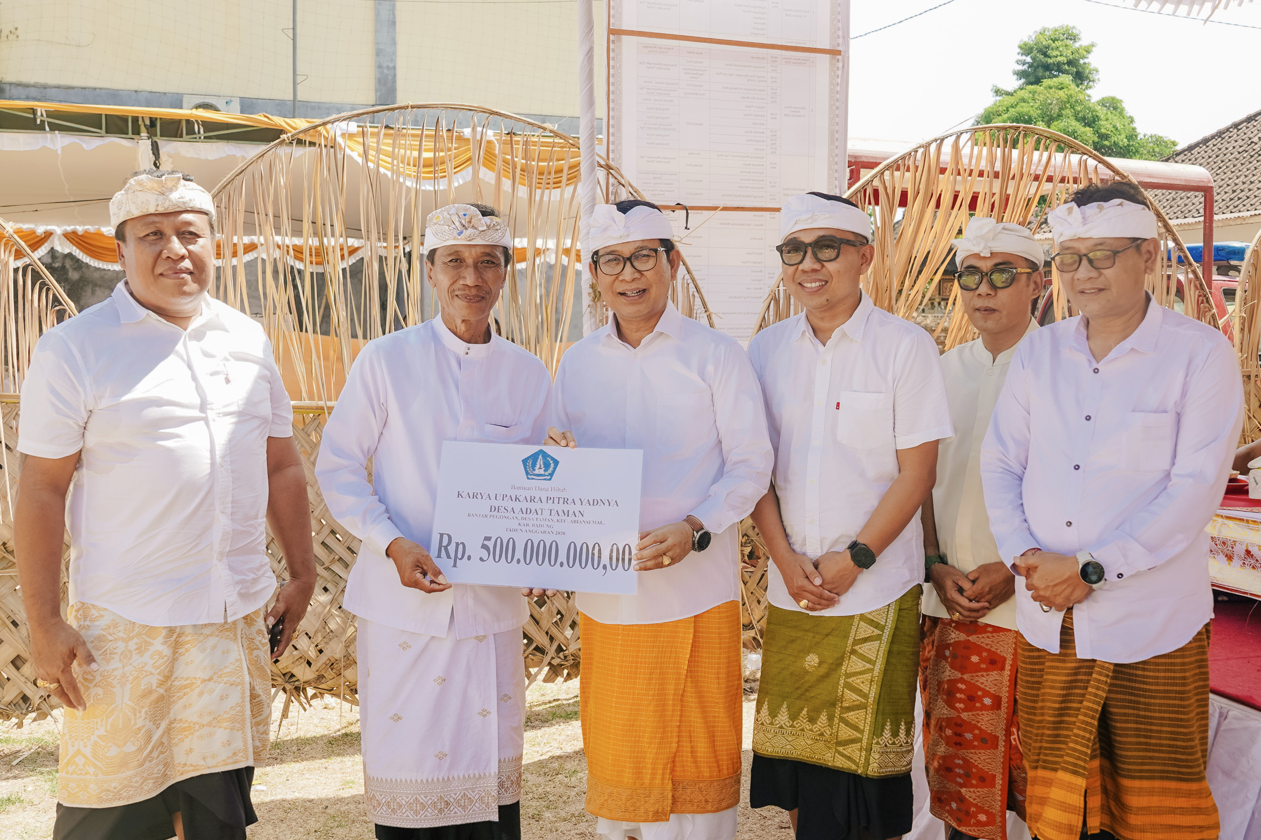 Bupati Badung Serahkan Hibah Rp 500 Juta untuk Karya Adat di Desa Taman, 52 Sawa Sekah Terlibat