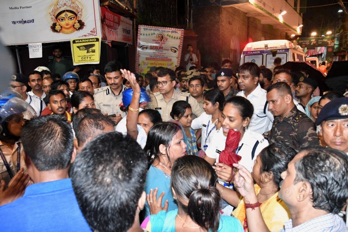 Desak-desakan di Festival Durga Puja Kolkata Tewaskan 19 Orang, 25 Luka-Luka