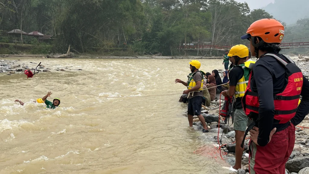 UKM PA Leuser USK Latih 25 Warga Gembulo Gayo Lues Manajemen Bencana dan Water Rescue di Sungai Agusen