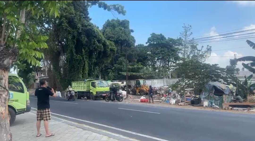 Pj Sekda Lombok Barat Pantau TPS Pelowok, 13 Truk Dikerahkan Angkut Sampah Sebelum Siang