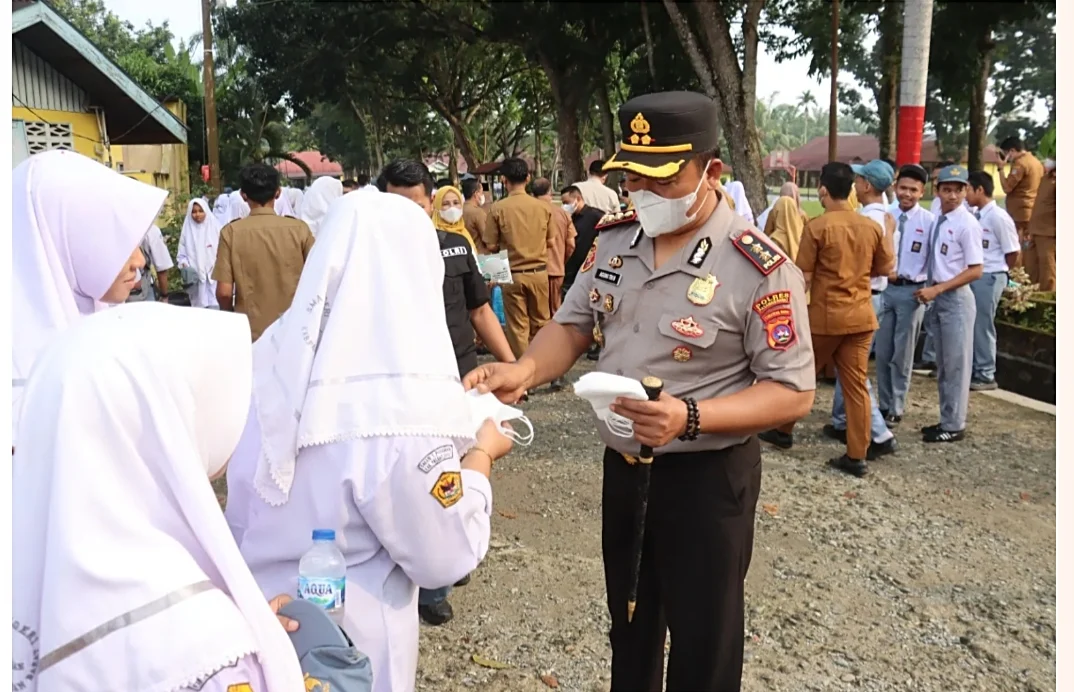 Kapolres Pasaman Barat dan Bupati Bagikan Ratusan Masker ke Pelajar SMA Negeri 1 Pasaman di Tengah Kabut Asap Karhutla