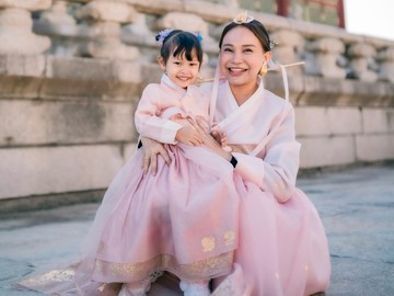 Rossa Ajak Putrinya Raina Liburan ke Korea