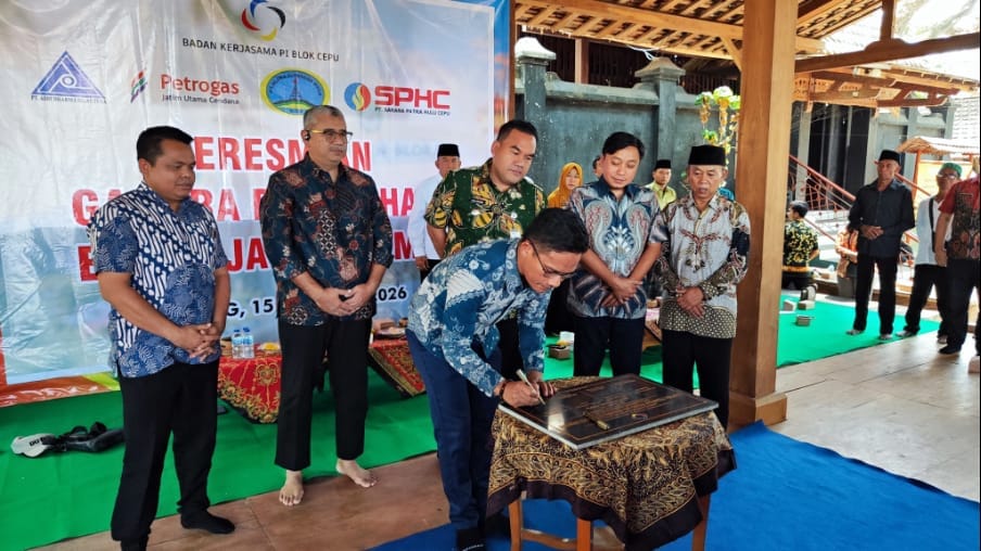 Sarana Patra Hulu Cepu Bangun Gapura Pesarean Eyang Jati Kusumo di Blora