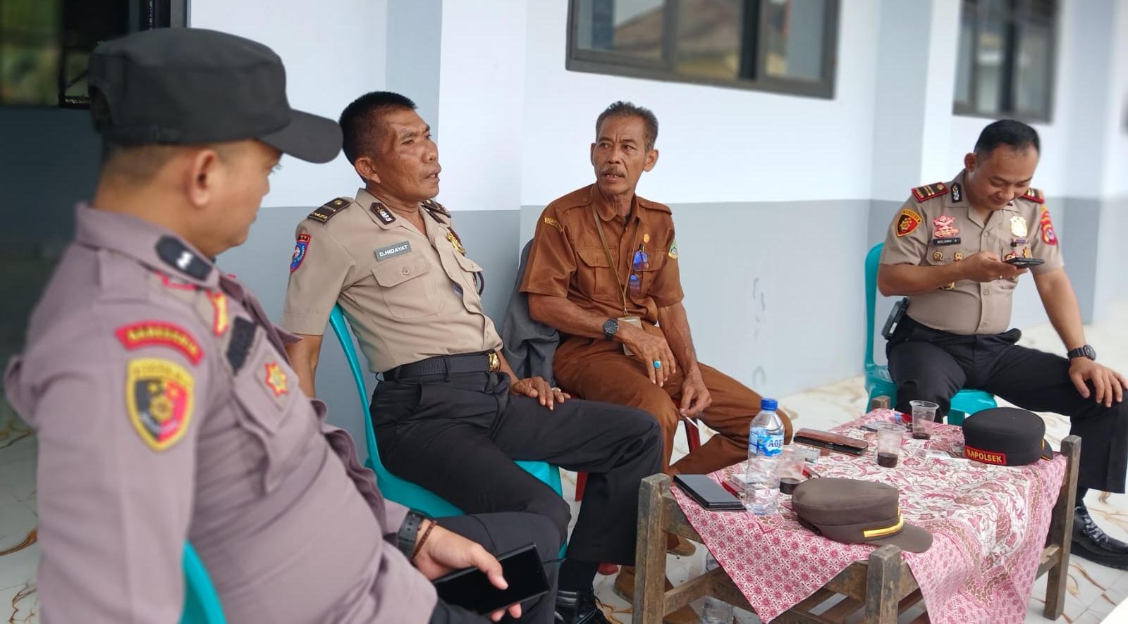 Kapolsek Patia Sambangi Tokoh Masyarakat H. Sardi, Ajak Warga Aktifkan Pos Kamling di Desa Patia