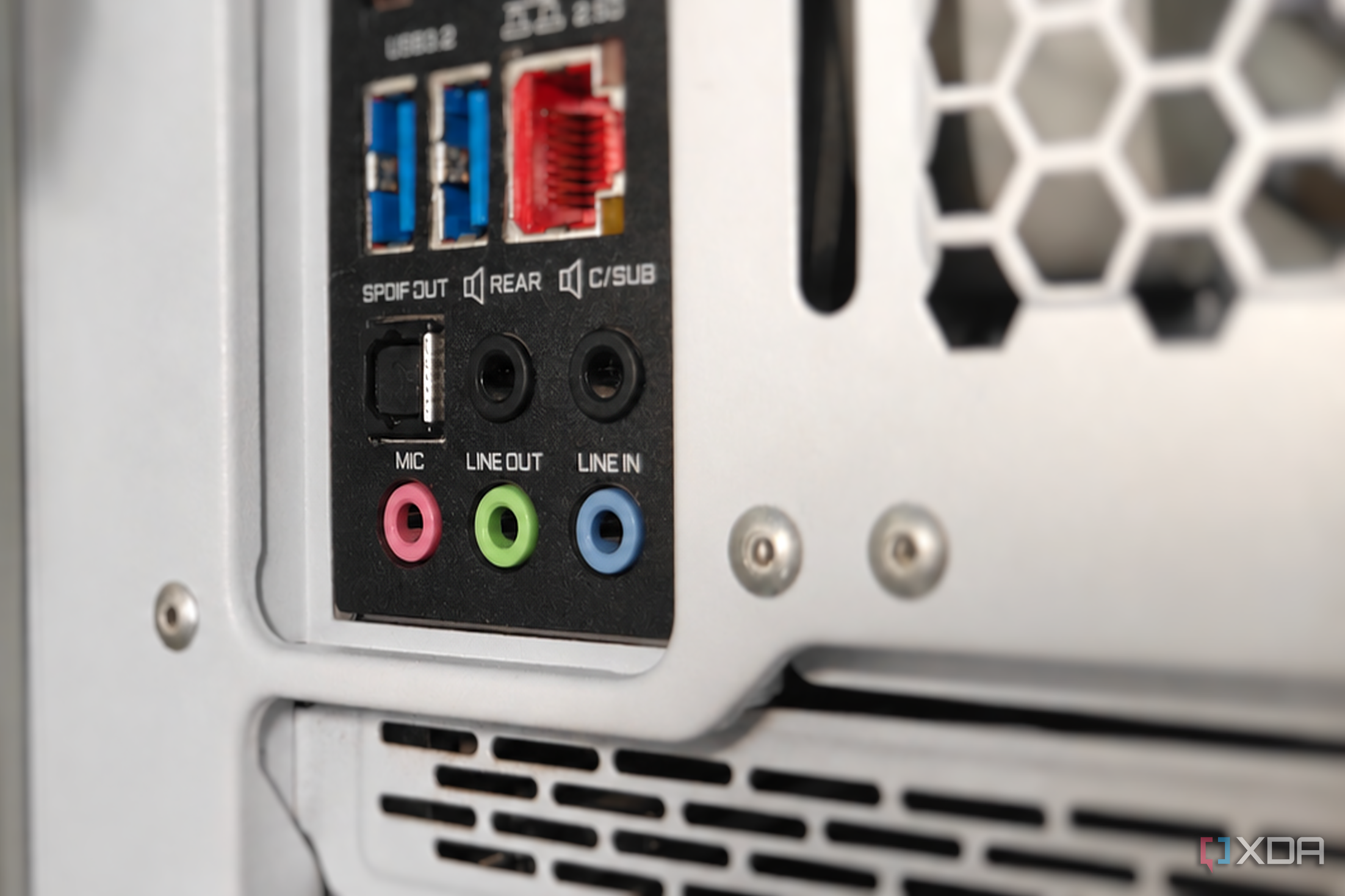 Mengapa Jack Audio Motherboard Masih Pakai Kode Warna Standar 1999