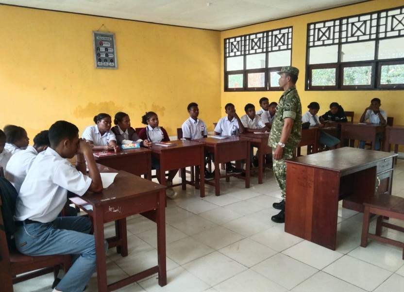 Satgas TMMD ke-130 Kodim 1808/Mansel Beri Wawasan Kebangsaan ke Siswa SMA Negeri 1 Ransiki